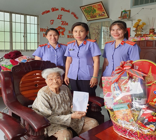 VKSND huyện Trà Cú, TP. Trà Vinh đến thăm, chúc tết cán bộ hưu trí và Mẹ Việt Nam anh hùng nhân dịp xuân Quý Mão 2023
