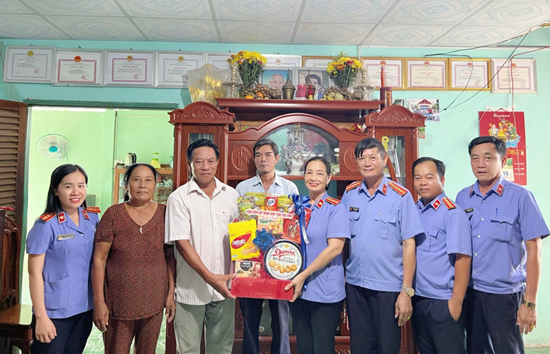Viện kiểm sát nhân dân tỉnh Trà Vinh thăm, tặng quà cho công chức người dân tộc Khmer nhân dịp tết cổ truyền Chol Chnam Thmay